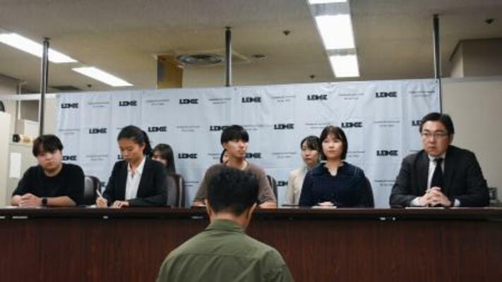 記者会見する原告ら=22日午後、東京・霞が関の司法記者クラブ