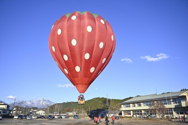 旧船生西小で行われた熱気球搭乗体験