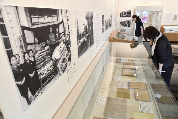 写真や史料約60点を展示しているテーマ展