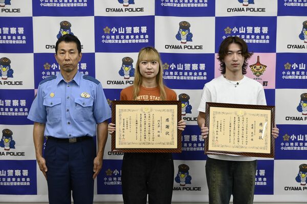 鈴木署長（左）から感謝状を受け取った阿久津さん（中央）と渡辺さん