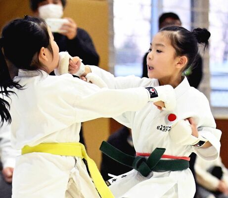 団体組手 黒磯-宇都宮A決勝 先鋒戦で黒磯・高根沢(右)が上段突き=帝京大宇都宮キャンパス