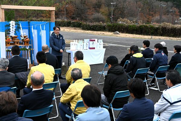 「日光蒸溜所」建設の地鎮祭であいさつする小林社長＝３日午前、日光市