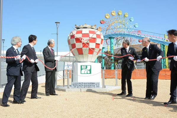 紅白のひもを引き炬火台の保存展示を祝う福田知事（左から３番目）ら＝１日午前、宇都宮市西川田４丁目