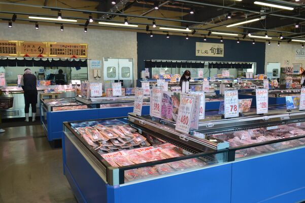 新鮮な海の幸が並ぶ鮮魚センター