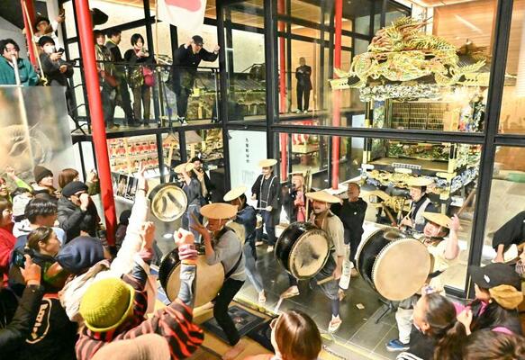 彫刻屋台を背に行われたライブ