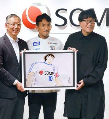 SOMPOホールディングスと「キャプテン翼」のパートナーシップ契約締結に伴う記者発表で、写真に納まる(右から)高橋陽一さん、中田英寿さんら=2日午後、東京都内