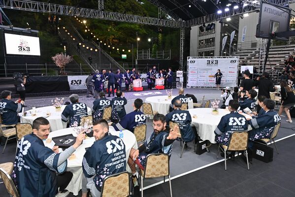 華やかに彩られたオープニングセレモニーで、手を振る各国の選手たち＝28日午後６時25分、宇都宮市馬場通り4丁目