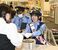 イベントの来場者に啓発品を手渡す森戸さん＝20日午前、宇都宮市陽東６丁目