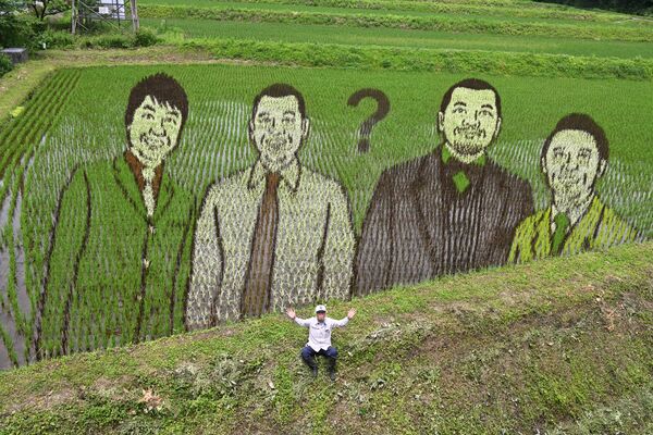 色の異なる苗でＵ字工事とカミナリを表現した今年の田んぼアートと中野さん