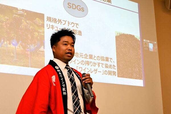 ソムリエ協会栃木例会セミナーで講演する岩崎元気さん＝１０月２３日、宇都宮市内
