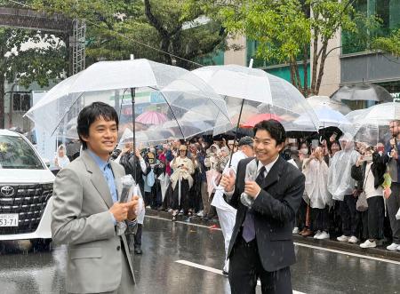 　開幕した「博多どんたく港まつり」に登場した俳優の仲野太賀さん（右）と池松壮亮さん＝３日午後、福岡市