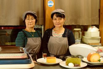 日向野幸子さん(左)と海老原恵美子さん(右)