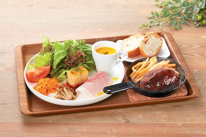 肉の味がしっかりと楽しめるハンバーグは、130㌘、180㌘から選べます