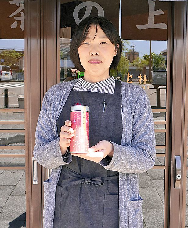 上林金沢茶舗七尾店前で、店長の羽土尚未さん