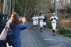 宇都宮高の野球部員　荒井退造の生家と学校を往復ラン　新春に偉大な先輩思…