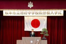 刑務所内の公立中学で入学式