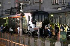 特急とトラック衝突、複数人けが