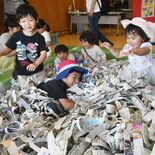 「紙のプール」に歓声　宇都宮の南図書館、子どもフェスにぎわう