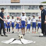 フットゴルフ日本代表が来訪　さくら・南小児童に手ほどき