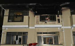 アパートで火災 男性２人搬送