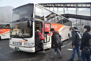 二社一寺へ向かうバスに乗り込む鬼怒川温泉のホテルや旅館の宿泊客