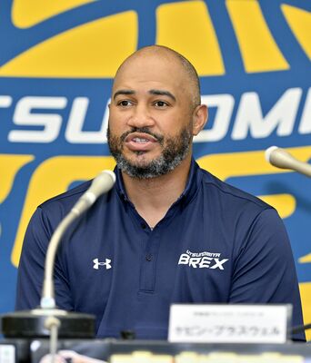 記者会見で抱負を語るブラスウェル新監督＝県庁記者クラブ