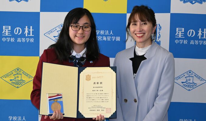 高校生ビジネスプラン・ベスト１００に選ばれた福田さん（左）