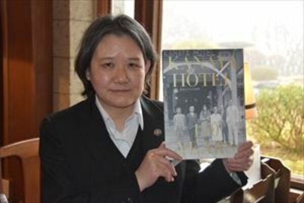 記念誌を手にする倉澤さん