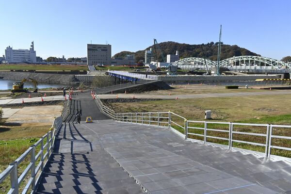 仮設の橋に向かう階段
