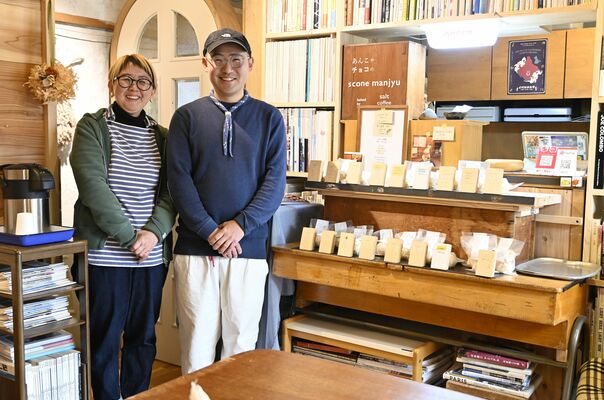 温かみのある店内に立つ山崎雅人さん(右)、綾香さん夫妻
