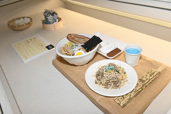 木くずなどを巧みに使ってラーメンやチャーハンを表現した作品