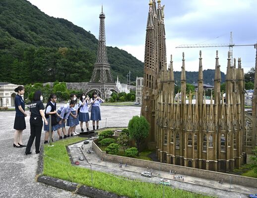スタッフの説明を受け東武ワールドスクウェアを見学する生徒ら