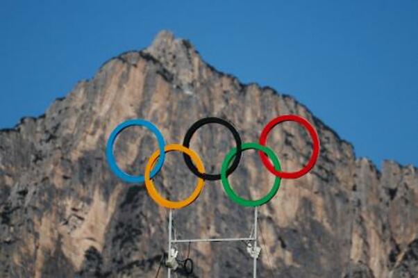 　コルティナダンペッツォの会場に掲げられた五輪マーク＝２１日（ロイター＝共同）