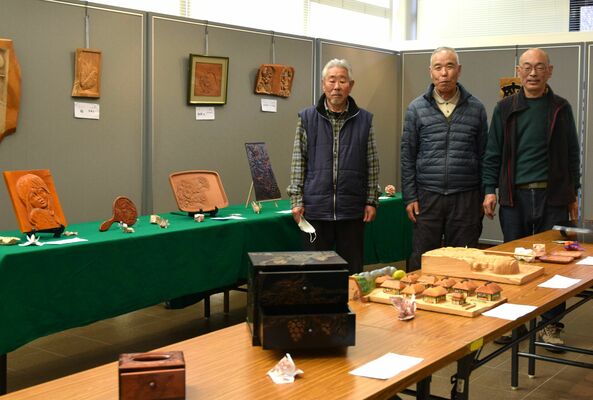 両クラブ会員の力作が並ぶ日光彫の展示会