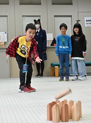 モルックを楽しむ来場者ら