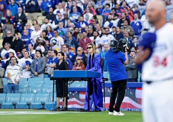 　ドジャース―マーリンズ戦の試合前、米国国歌をピアノで演奏する「Ｘ　ＪＡＰＡＮ」のＹＯＳＨＩＫＩさん＝２７日、ロサンゼルス（共同）