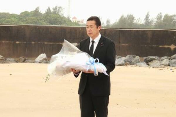 　辺野古沖の船転覆事故で死亡した女子生徒ら２人に献花する黄川田沖縄北方相＝２８日午前、沖縄県名護市
