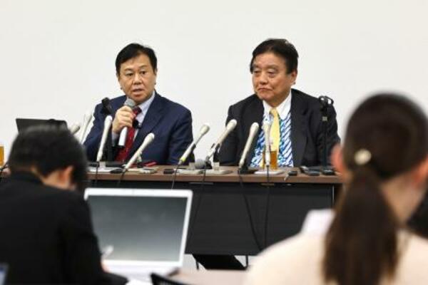 記者会見する減税ゆうこく連の原口共同代表(左)と河村共同代表=30日午後、名古屋市