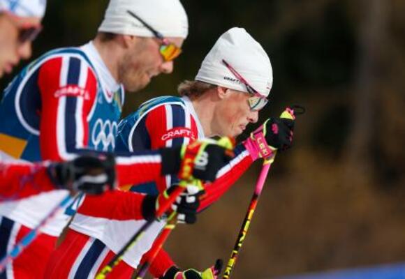 　男子５０キロクラシカル　力走するノルウェーのヨハンネスヘスフロト・クレボ（右）＝テーゼロ（共同）