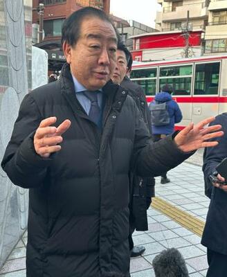 　記者団の取材に答える立憲民主党の野田代表＝１３日午前、川崎市
