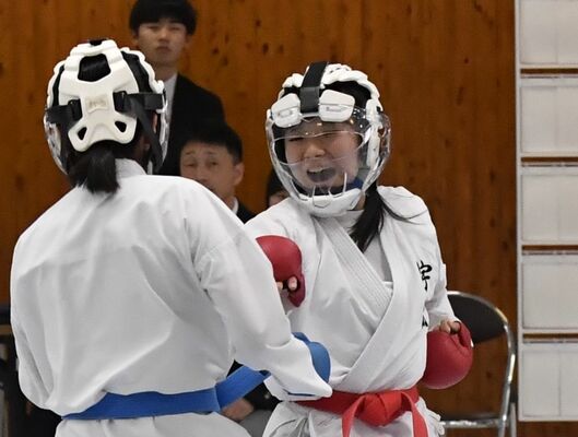 空手女子個人組手、菅谷（宇商）－出利葉（同）決勝　攻める菅谷（奥）＝宇商第２体育館