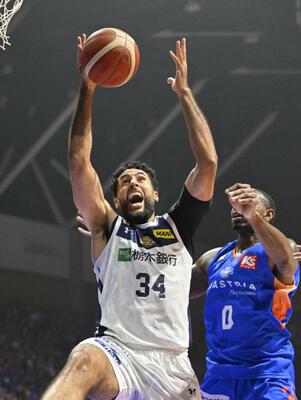 第１クオーター５分、ブレックスのジェレット（左）がオフェンスリバウンドを奪う＝アダストリアみとアリーナ、森田大地撮影