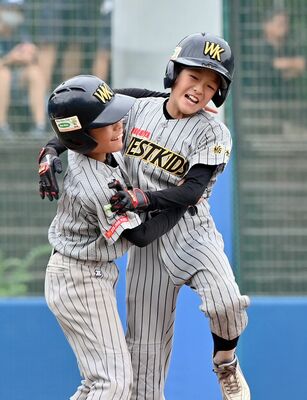 ３回、３点本塁打を放った宇都宮ウエストキッズの飯田（右）が二走・平本と抱き合って喜ぶ＝エイジェックさくら球場