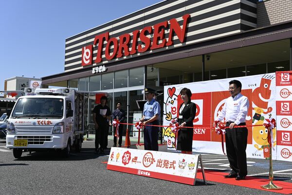 テープカットを行う（右から）田中取締役店舗運営部長、福原市保健福祉部長、鈴木小山署長