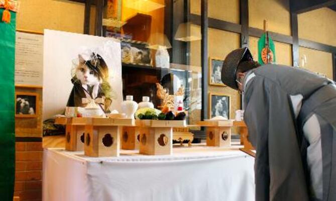 和歌山電鉄貴志駅で営まれた、2代目猫駅長「ニタマ」の社葬=13日午後、和歌山県紀の川市