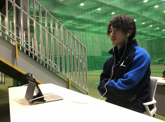 画面を通し、ファンと交流する今井＝ライオンズトレーニングセンター（西武ライオンズ提供）