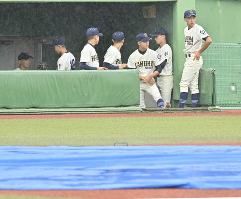 雨の中、ベンチで待機する選手ら＝清原