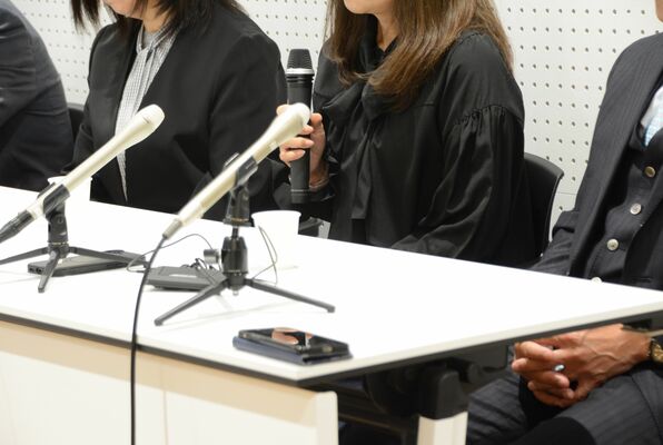 長さん（左）らと記者会見に臨んだ佐々木さん（中央）＝28日午後４時10分、大分市