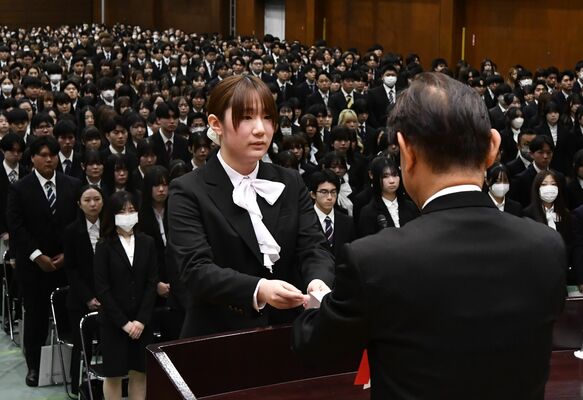 誓いの言葉を述べた馬場さん（中央）