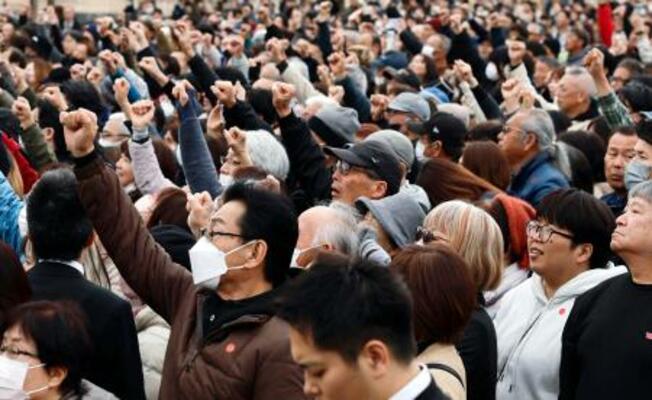 　街頭演説で気勢を上げる人たち＝５日午後、佐賀県内